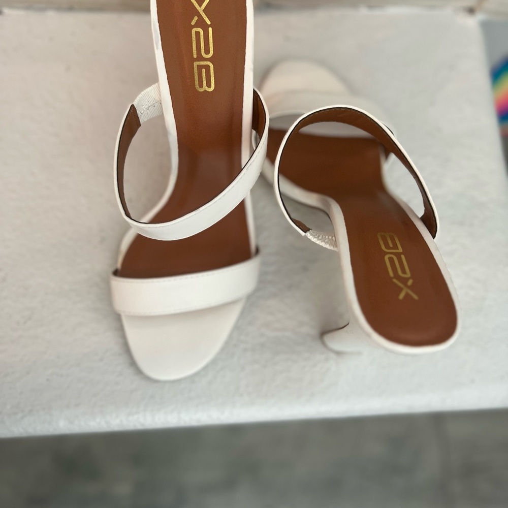 Elegant White Heeled Sandals - Picture 6 of 6